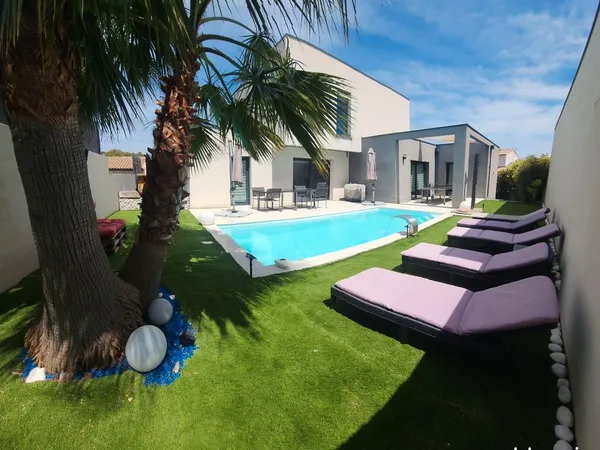 Élégante villa contemporaine avec piscine chauffée et prestations haut de gamme aux portes de Montpe