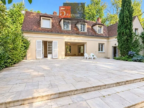 Maison 8 pièces 242 m²