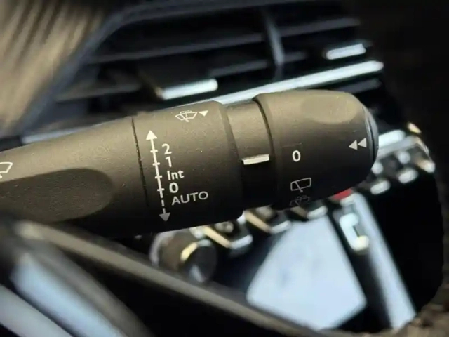 Peugeot 2008 1.2 puretech 100ch s&amp;s allure — photo 13
