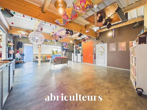Propriété mixte d'exception : 820 m² bâtis (pro + habitation) sur parc de + 6 000 m² - Tremblay-les-