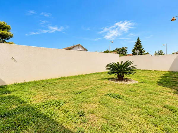 Maison plain-pied de type 3 avec terrasse et grand jardin à vendre à Saint Victoret