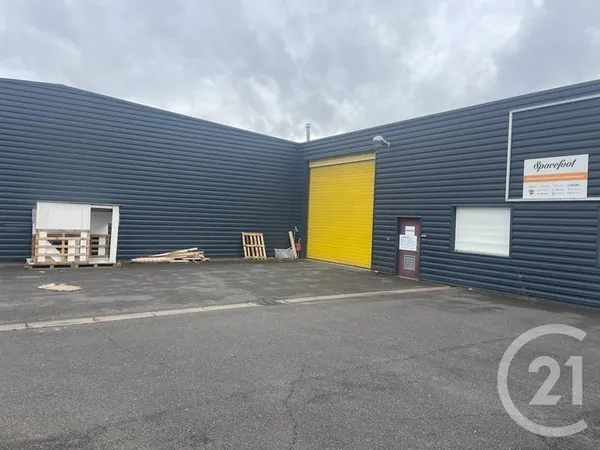 Local 710 m²