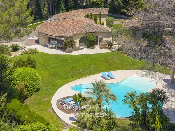 Maison 13 pièces 540 m²