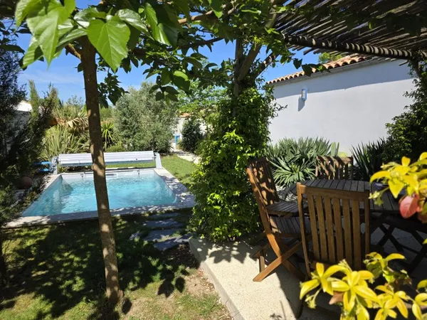 Maison avec un gîtes classé indépendant, piscine, jardin,... 135m² à Marennes (17)