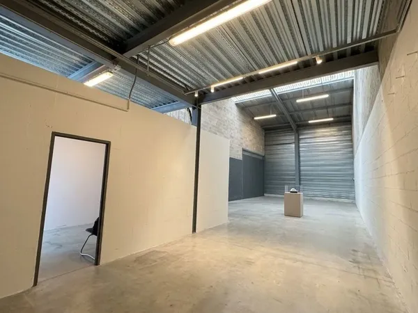 Local commercial 180 m²