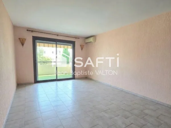 Appartement T3 ascenseur, terrasse, et parking privatif à 5mn à pied des plages et du port de Sanary