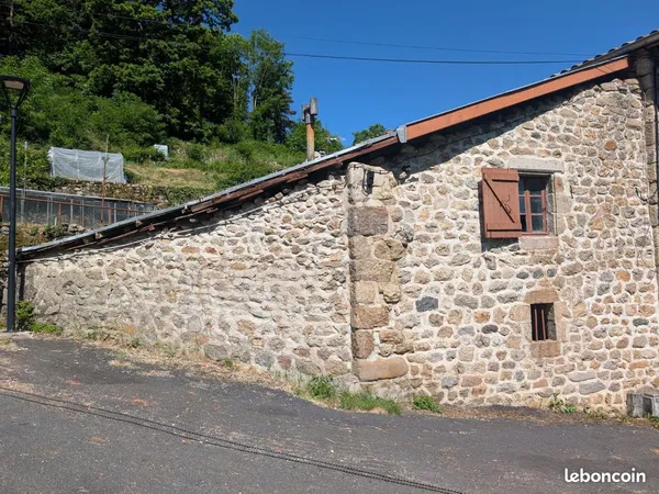 Bâtisse en pierre à rénover entièrement - proche rivière - Ardèche