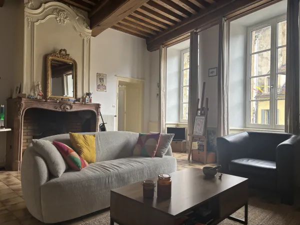 SEMUR EN AUXOIS centre-ville : appartement quatre piéces, 93m², avec une terrasse. Prix : 155 000€.