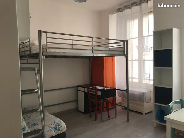 Charmant appartement climatisé avec petite terrasse, cave et belle hauteur sous plafond