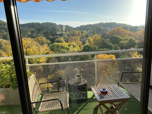 Appartement rénové de 90 m2 en dernier étage vue dominante