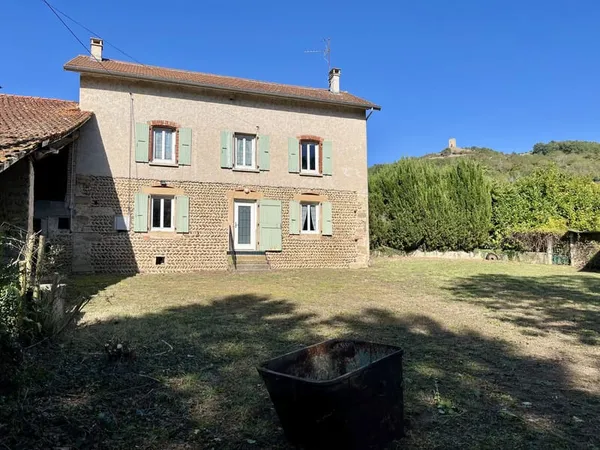 ALBON Propriété en galets et pisé avec dépendances et terr