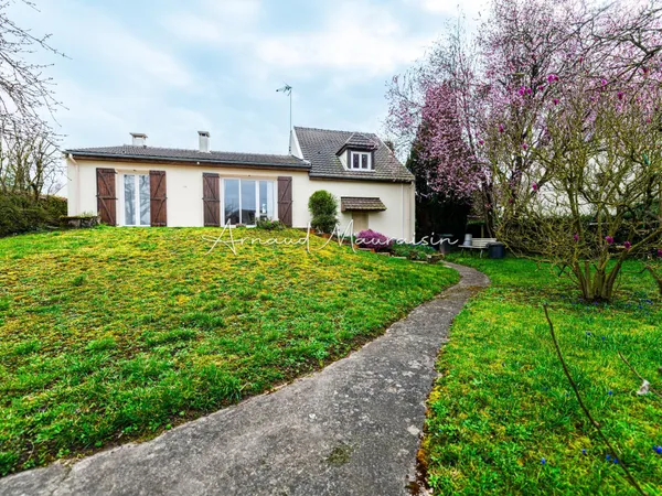 Maison bien entretenue avec joli jardin