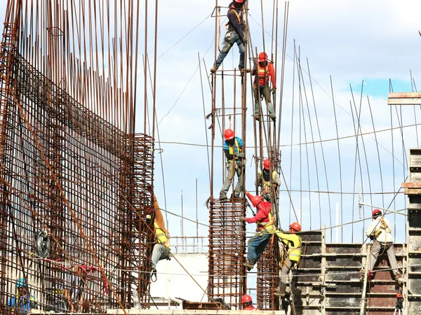 Choisir et coordonner ses artisans : RGE, devis et planning de chantier
