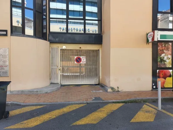 Petit prix!!! Plein Centre Menton, petit parking privé dans
