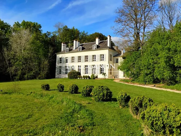 A VENDRE - Sens - Bourgogne -89 - Château et dépendances 47 ha