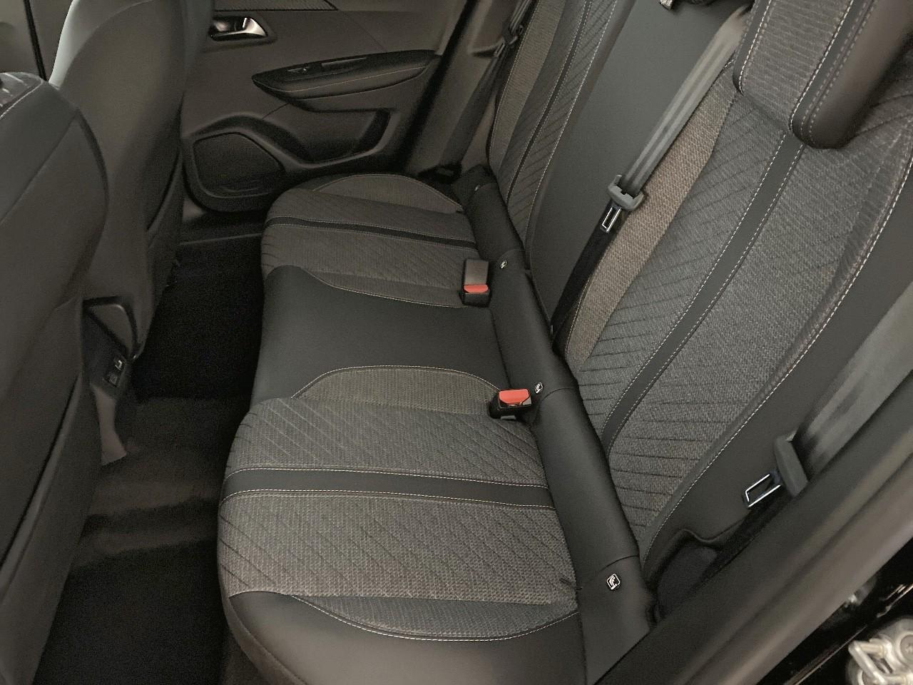 Peugeot 2008 hybrid 145 ch e-dcs6 allure — photo 10