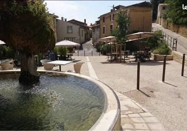 LOURMARIN - Local professionnel ou futur T2 - Terrasse et parking - Env. 50 m²