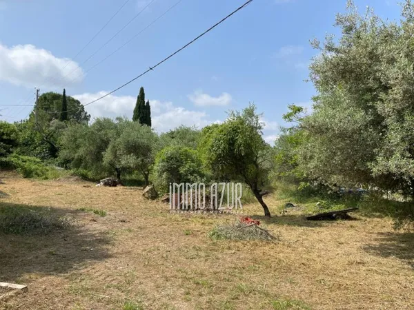 Terrain 793 m²