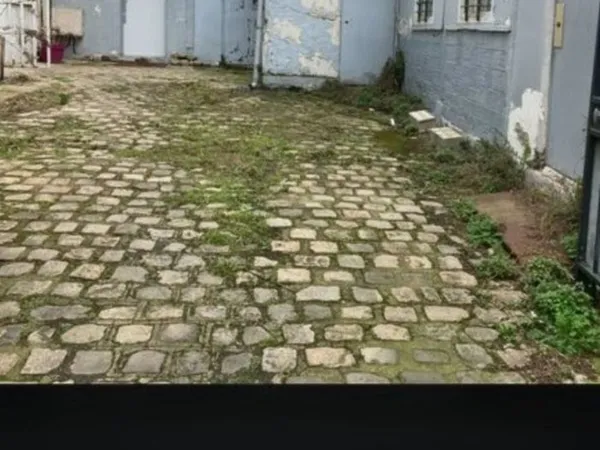 A MONTREUIL CROIX DE CHAVAUX LOCAUX CCIAUX A RÉNOVER
