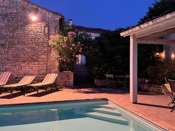 A Chassors, grande maison de charme avec garage,piscine, jardin clôturé.