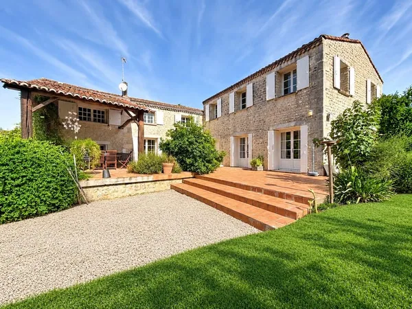 AUX PORTES D'ANGOULEME Belle maison de caractère de 280m2 ha