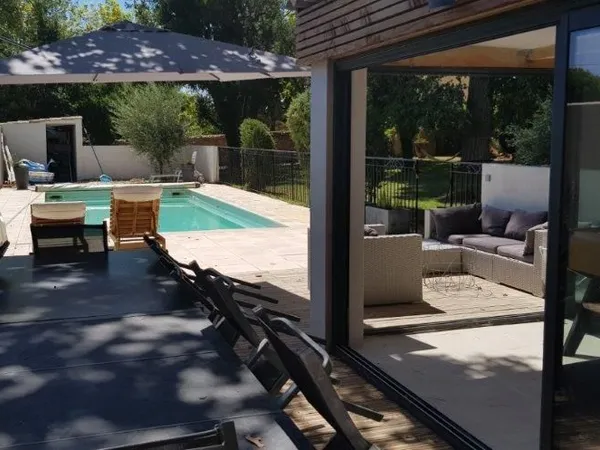 Jardin avec parc avec pins monumental, pool house et piscine