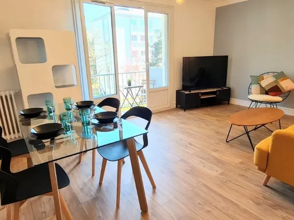 A LOUER, Appartement 4 chambres avec balcon, parking et cave