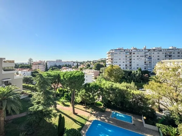 NICE - Appartement au dernier étage avec vue sur la mer
