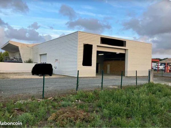 Local commerciale, dépôt, bureau, commerce 270m2 + 510m2 de terrain clos -St laurent de la prée