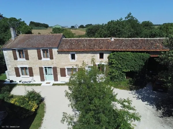 Maison De Village Rénovée Avec 5 Chambres, Grange Et Jardin Arboré À 6 Km De Ruffec