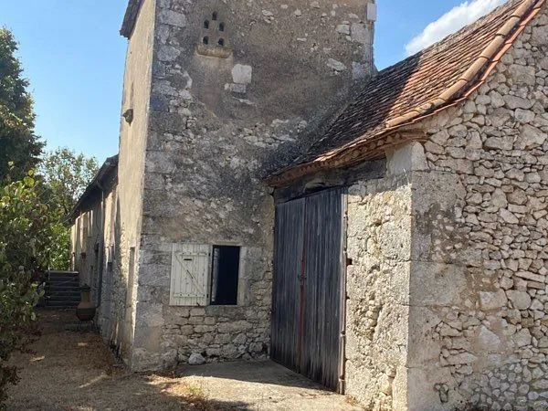 Maison en pierre de caractère avec pigeonnier, piscine sur près de 5000m2 de terrain