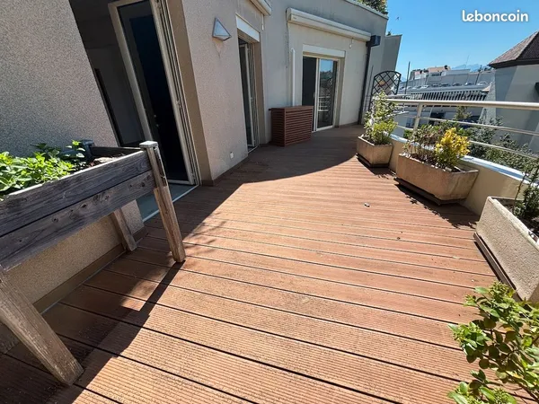 Appartement 87 m2 avec terrasse 20 m2 sud ouest au calme quartier Galeries