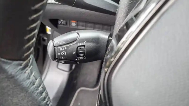 Peugeot 2008 puretech 100 s&amp;s bvm6 — photo 31