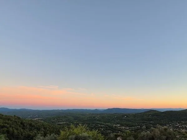 À LOUER - SEILLANS (Var) - Appartement meublé avec vue exceptionnelle