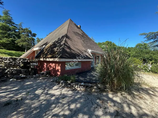 Maison atypique avec vue imprenable et piscine à Givry 193 m2