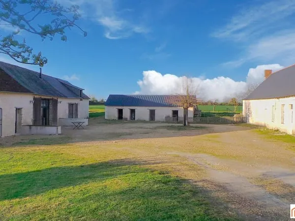 Bien rare ancien corps de ferme avec grange restaurée en maison d'habitation et longère