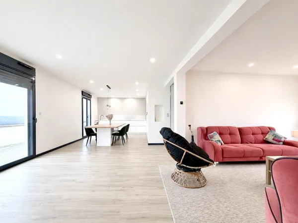 Maison contemporaine avec piscine et vue sur les montagnes  A