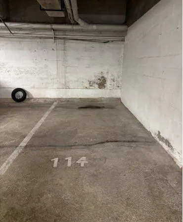 Place de parking en souterrain front de mer