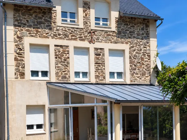 Spacieuse maison familiale de 258 m² avec 9 chambres, véranda et jardin de 742 m²