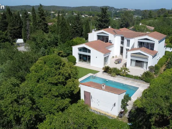 Villa 6 pièces 228 m²