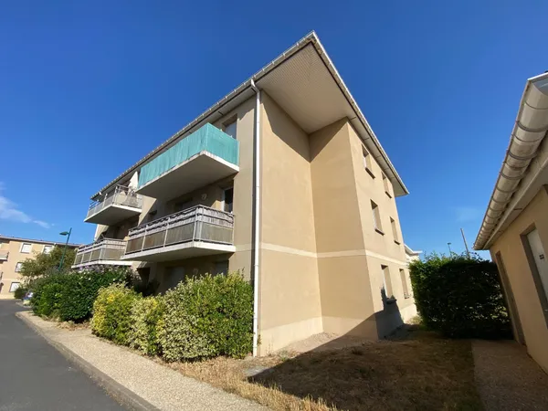 TYPE 2 EN RESIDENCE RECENTE AVEC PARKING