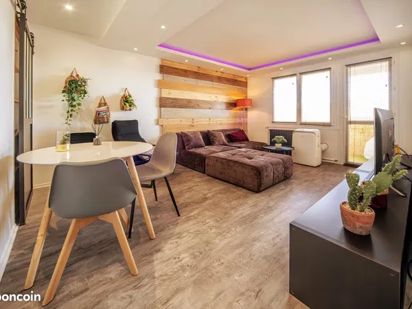 T2 meublé rénové 46 m² 850 CC - dernier étage, balcon, traversant