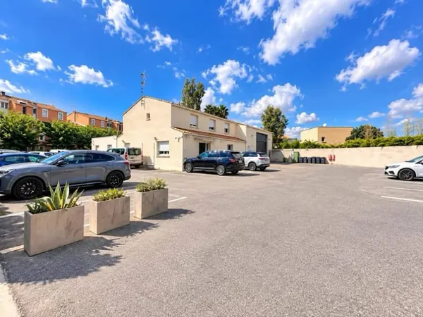 Local 8 pièces 400 m²