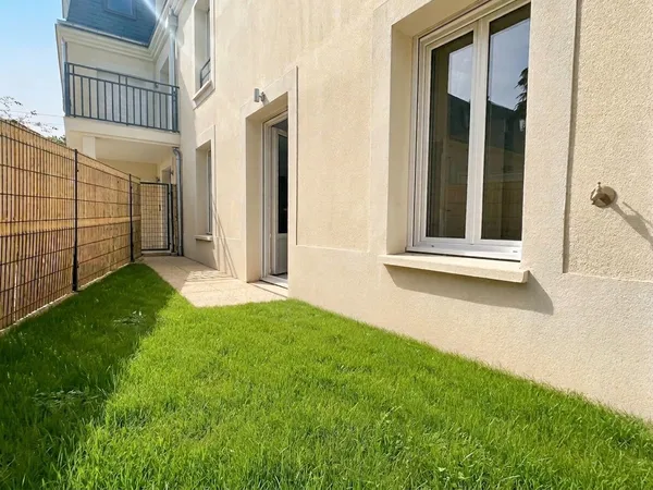 Duplex neuf de 4 pièces avec petit jardin privatif. Une place de stationnement possible en option.