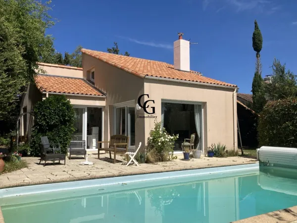 Vends maison 2 chambres, jardin clos, piscine