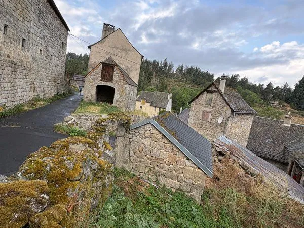 Ensemble immobilier en pierre - Maison 181 m² + grange - Serverette (Lozère)