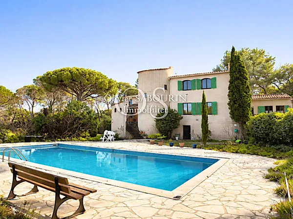 BASTIDE DE CARACTÈRE – 422 M² HABITABLES AVEC 6 LOGEMENTS INDÉPENDANTS, PISCINE ET TERRAIN DE 15 555