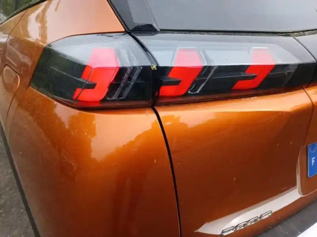Peugeot 2008 puretech 130 s&amp;s bvm6 gt — photo 27