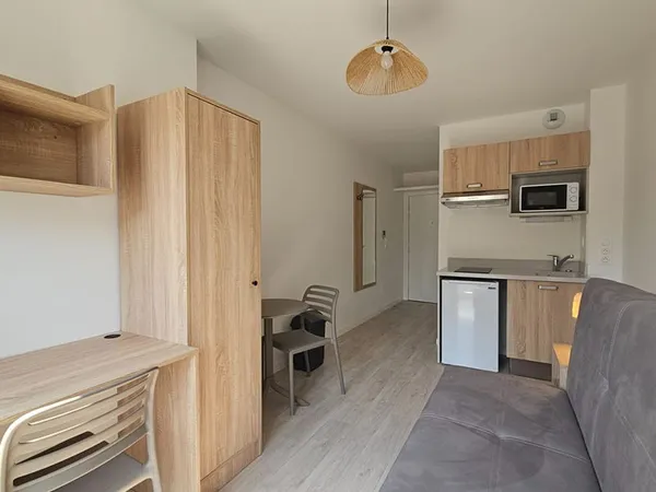 STUDIO MEUBLE A L'ANNEE