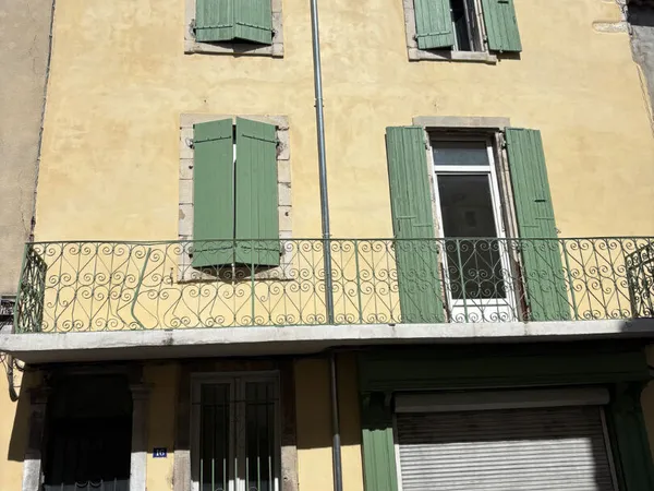 Immeuble 100m² Montélimar (3 T2 + un studio RDC à refaire)